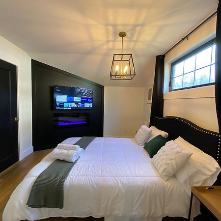 Stylish Downtown Kingsville Getaway With Putting Green, Firepit & Games Eksteriør bilde