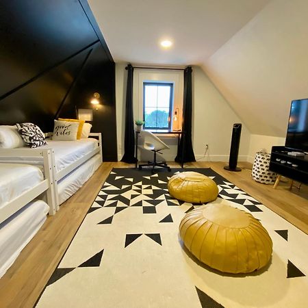 Stylish Downtown Kingsville Getaway With Putting Green, Firepit & Games Eksteriør bilde