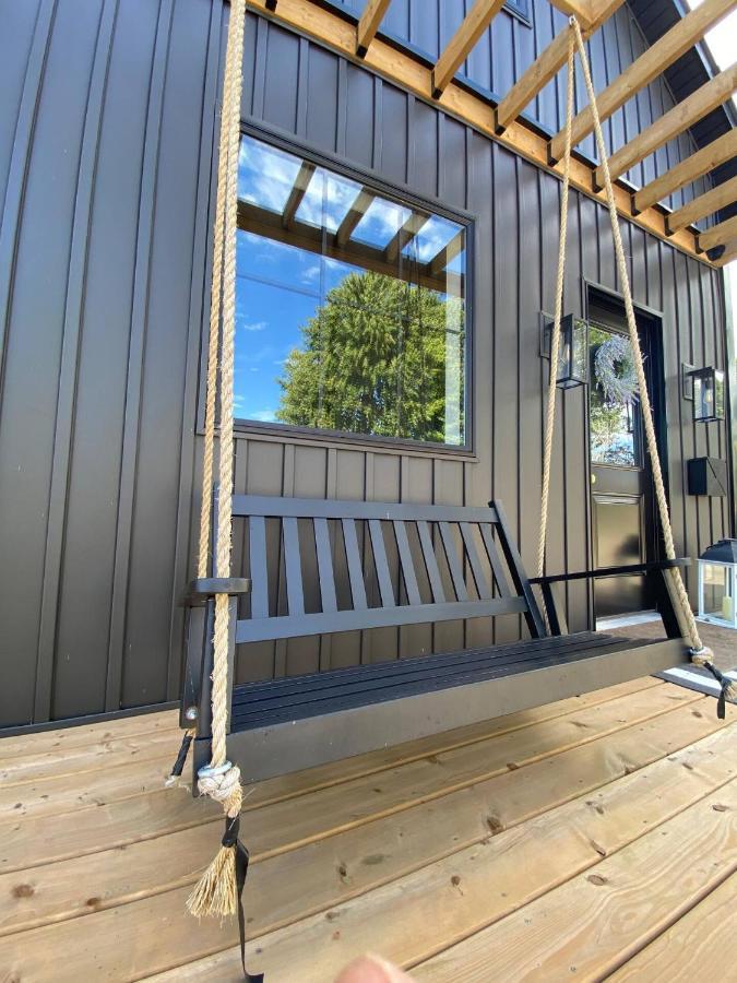 Stylish Downtown Kingsville Getaway With Putting Green, Firepit & Games Eksteriør bilde