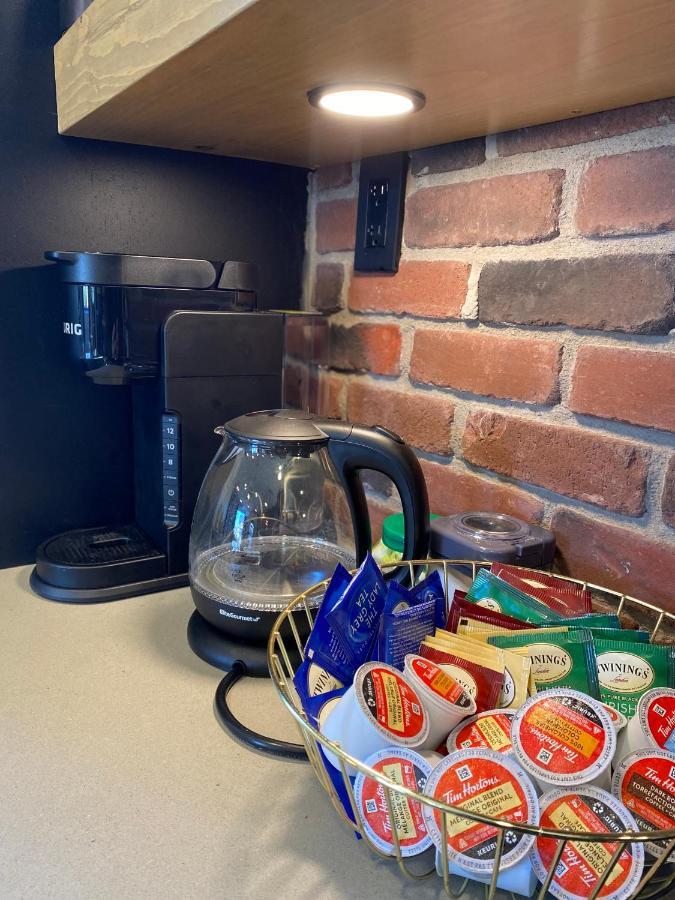 Stylish Downtown Kingsville Getaway With Putting Green, Firepit & Games Eksteriør bilde