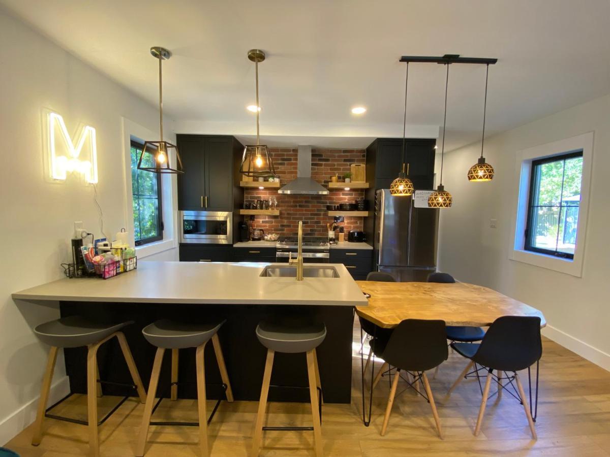 Stylish Downtown Kingsville Getaway With Putting Green, Firepit & Games Eksteriør bilde