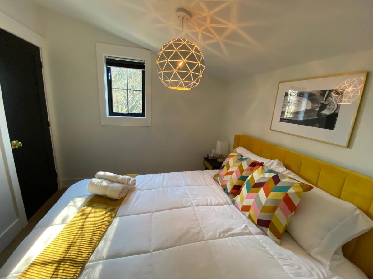 Stylish Downtown Kingsville Getaway With Putting Green, Firepit & Games Eksteriør bilde