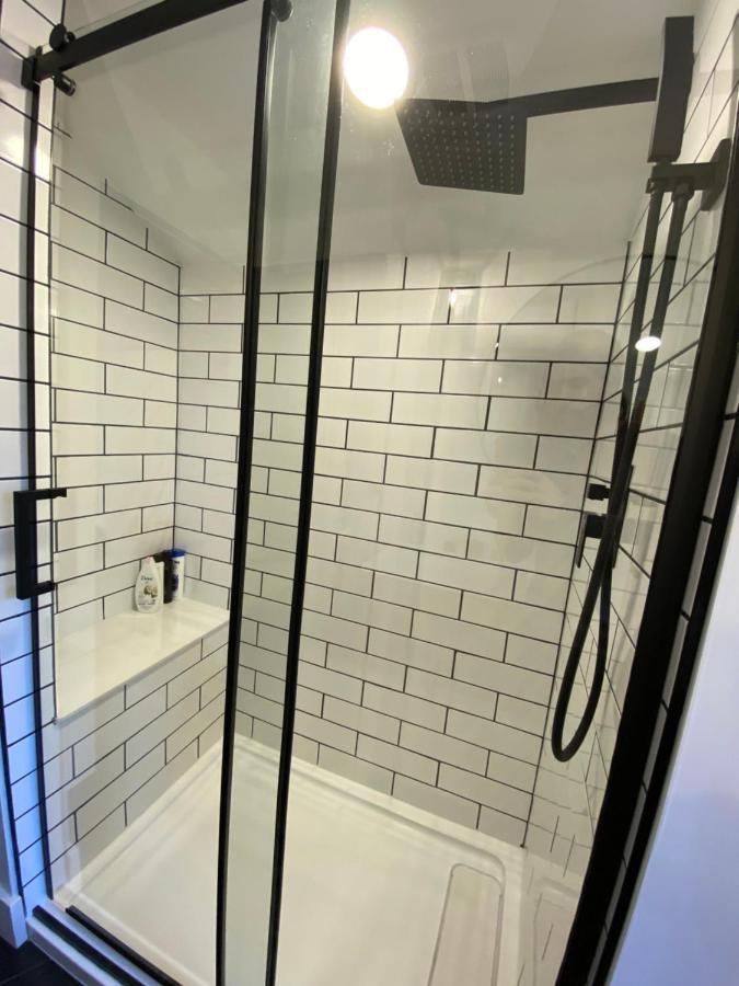 Stylish Downtown Kingsville Getaway With Putting Green, Firepit & Games Eksteriør bilde