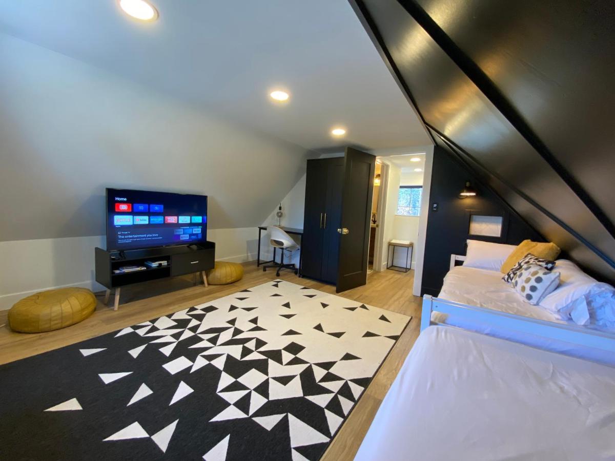 Stylish Downtown Kingsville Getaway With Putting Green, Firepit & Games Eksteriør bilde