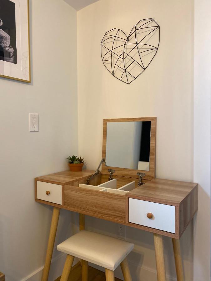Stylish Downtown Kingsville Getaway With Putting Green, Firepit & Games Eksteriør bilde