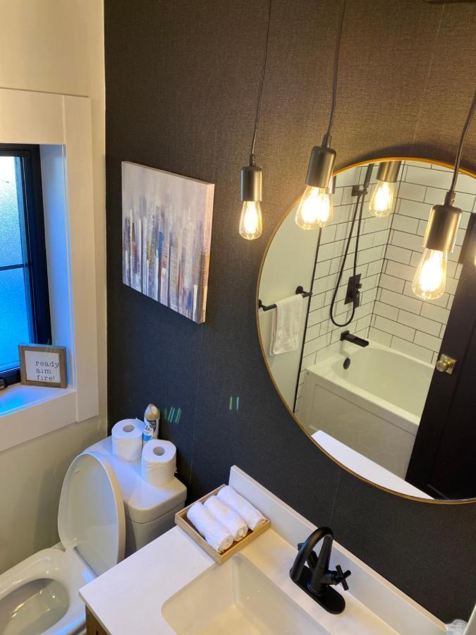Stylish Downtown Kingsville Getaway With Putting Green, Firepit & Games Eksteriør bilde