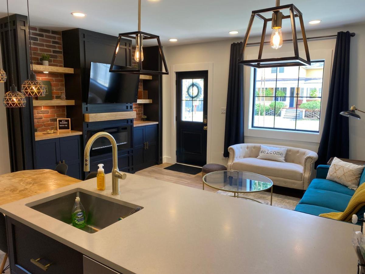 Stylish Downtown Kingsville Getaway With Putting Green, Firepit & Games Eksteriør bilde