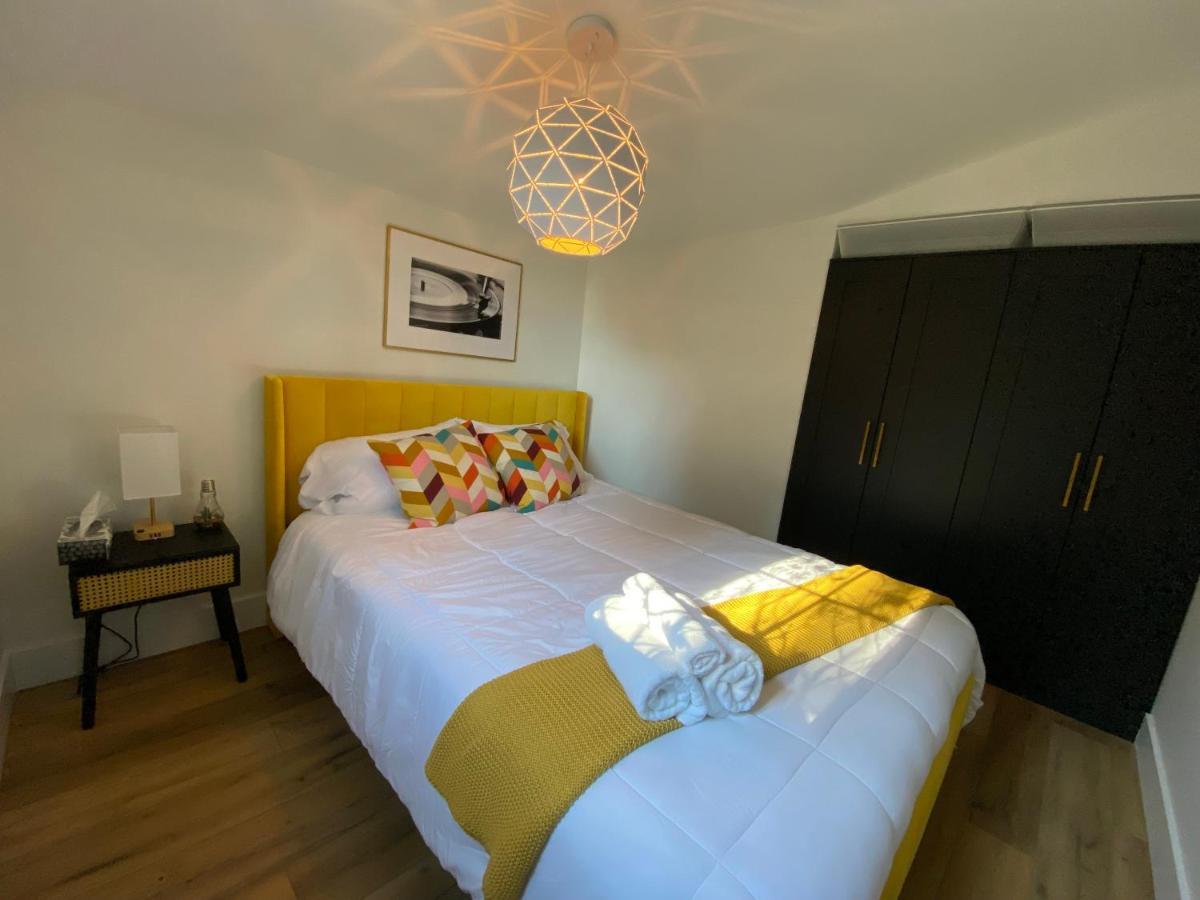 Stylish Downtown Kingsville Getaway With Putting Green, Firepit & Games Eksteriør bilde