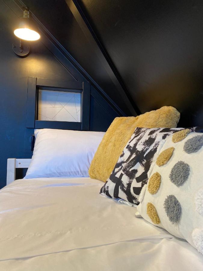 Stylish Downtown Kingsville Getaway With Putting Green, Firepit & Games Eksteriør bilde