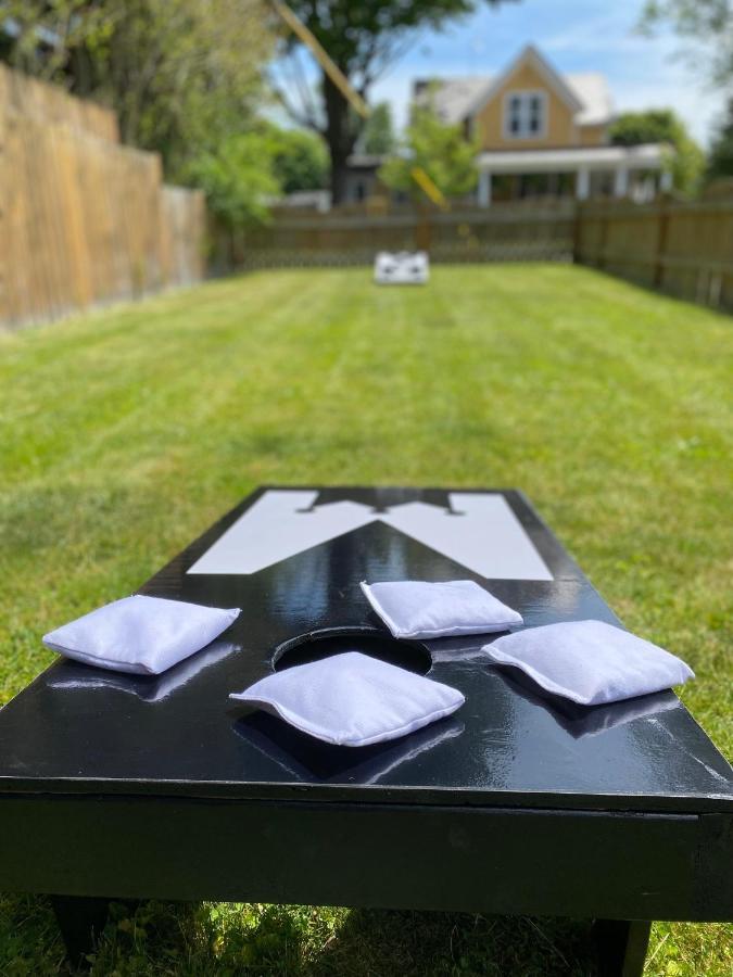 Stylish Downtown Kingsville Getaway With Putting Green, Firepit & Games Eksteriør bilde