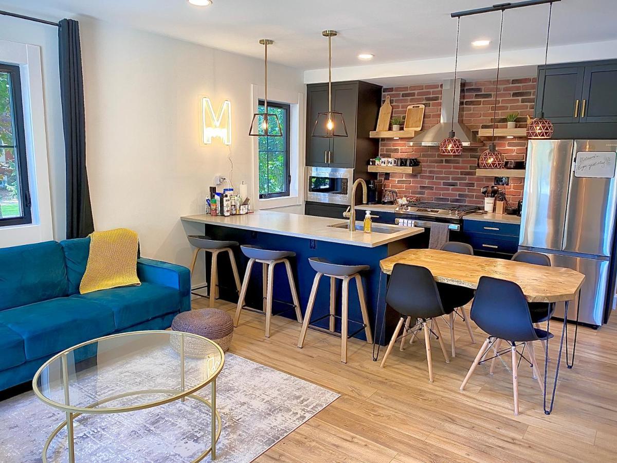 Stylish Downtown Kingsville Getaway With Putting Green, Firepit & Games Eksteriør bilde
