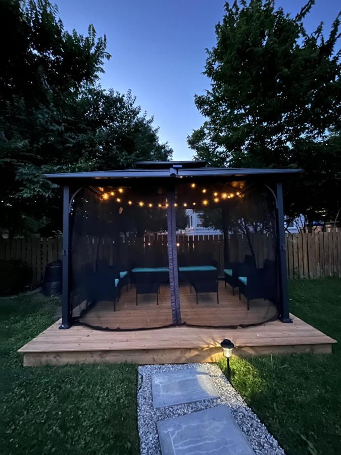 Stylish Downtown Kingsville Getaway With Putting Green, Firepit & Games Eksteriør bilde