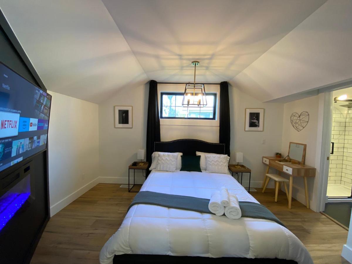 Stylish Downtown Kingsville Getaway With Putting Green, Firepit & Games Eksteriør bilde