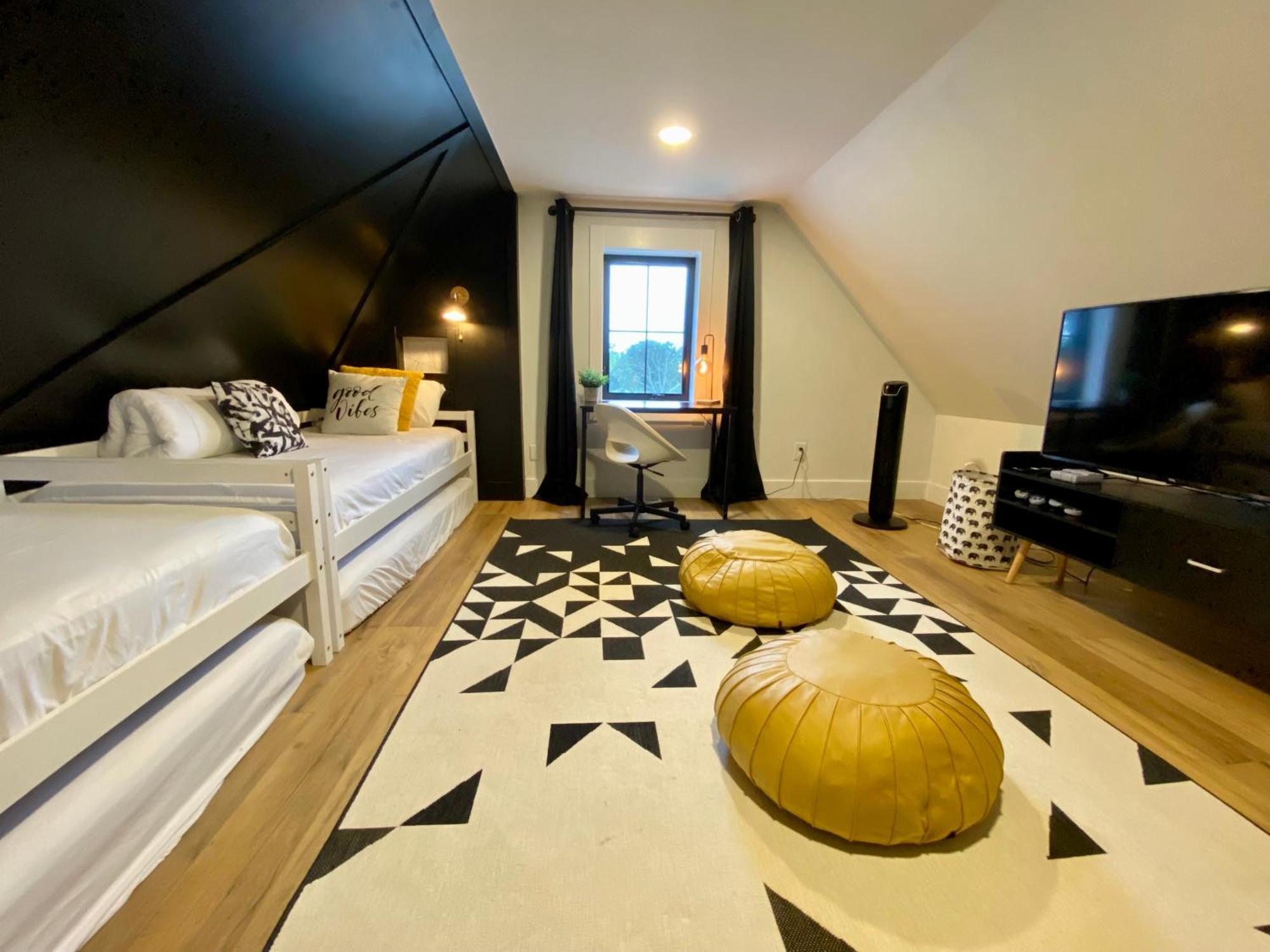 Stylish Downtown Kingsville Getaway With Putting Green, Firepit & Games Eksteriør bilde