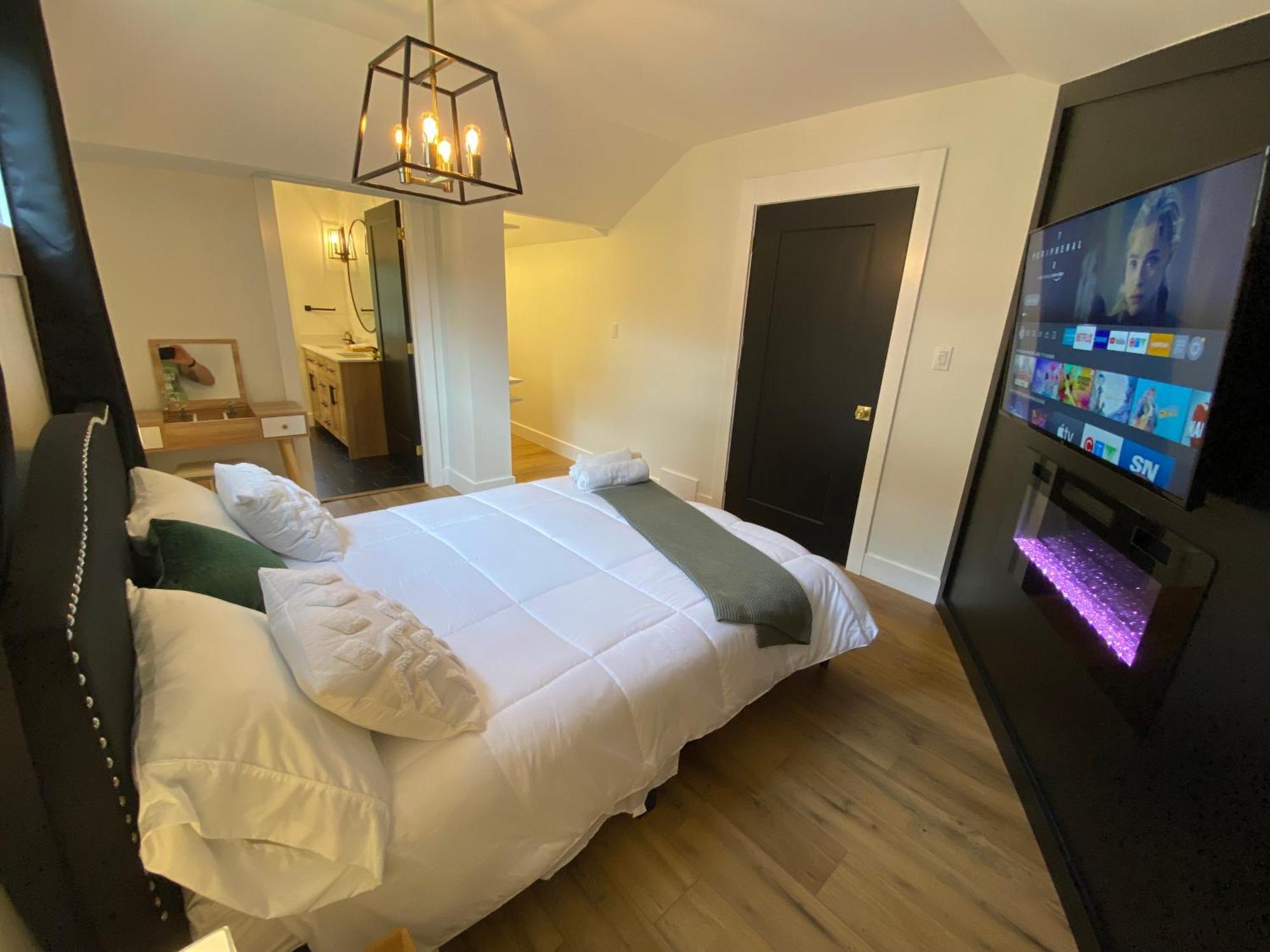 Stylish Downtown Kingsville Getaway With Putting Green, Firepit & Games Eksteriør bilde